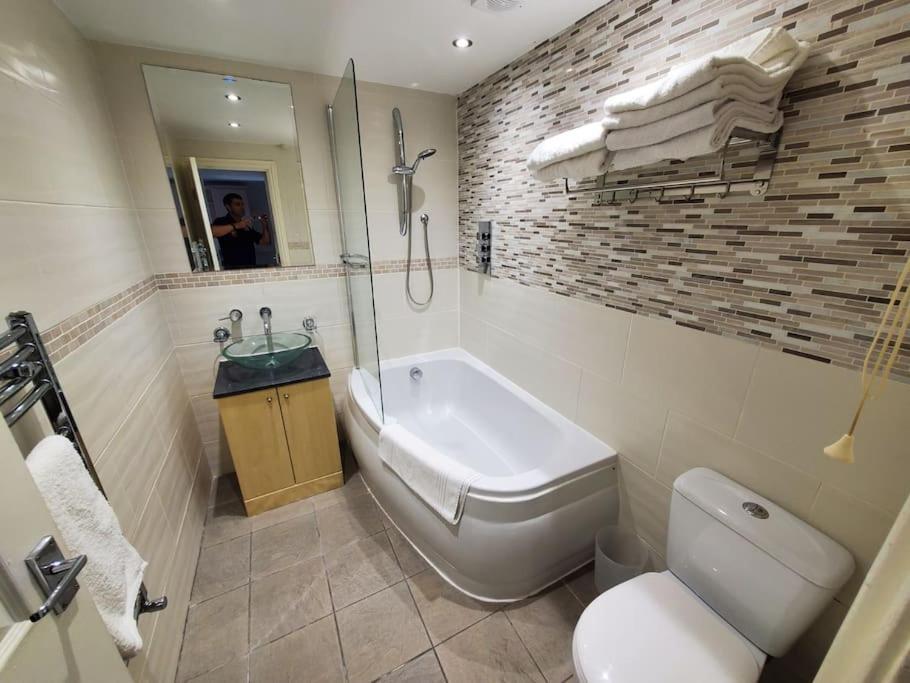 Central Windsor 2 Bedroom Flat With Free Parking Экстерьер фото